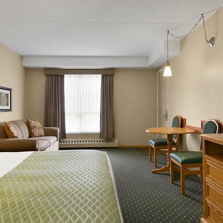 Colonial Square Inn & Suites Saskatoon Eksteriør billede