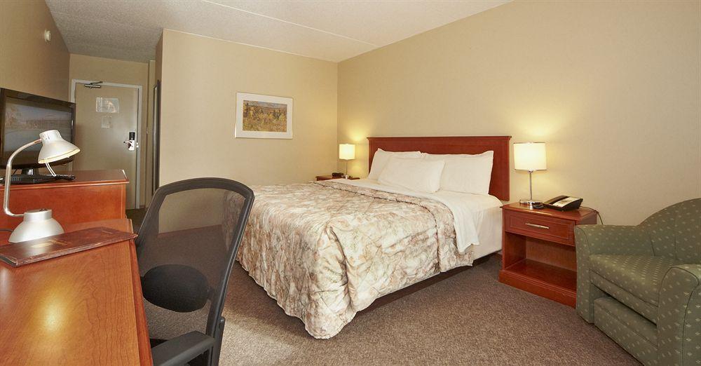 Colonial Square Inn & Suites Saskatoon Eksteriør billede