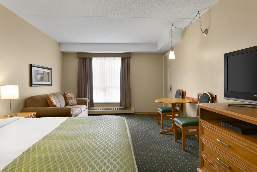 Colonial Square Inn & Suites Saskatoon Eksteriør billede